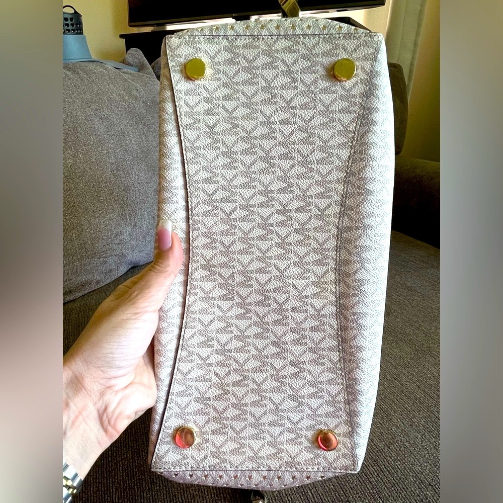 Michael Kors jet set white/cream signature tote with gold perforated stars⭐️⭐️⭐️ - Picture 5 of 14